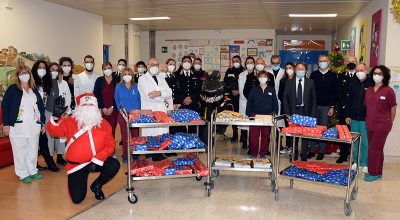 L’Arma dei carabinieri apre gli eventi natalizi dell’ospedale Santa Maria alle Scotte: doni e gadget per i bambini ricoverati