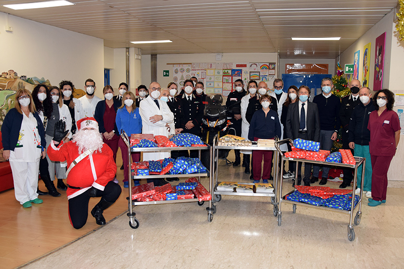 L’Arma dei carabinieri apre gli eventi natalizi dell’ospedale Santa Maria alle Scotte: doni e gadget per i bambini ricoverati