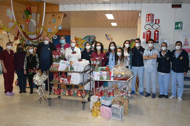 AVO dona i dolci di Natale ai piccoli pazienti dell’Aou Senese, l’Istituto Comprensivo “Tozzi” degli omaggi realizzati in classe dagli alunni
