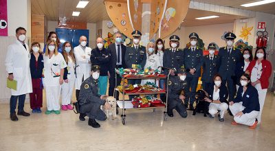 Guardia di Finanza in visita all’Azienda ospedaliero-universitaria Senese: doni e calze della Befana per i bambini ricoverati e dimostrazione delle Unità Cinofile