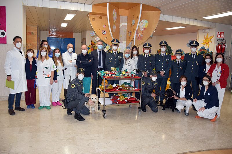 Guardia di Finanza in visita all’Azienda ospedaliero-universitaria Senese: doni e calze della Befana per i bambini ricoverati e dimostrazione delle Unità Cinofile