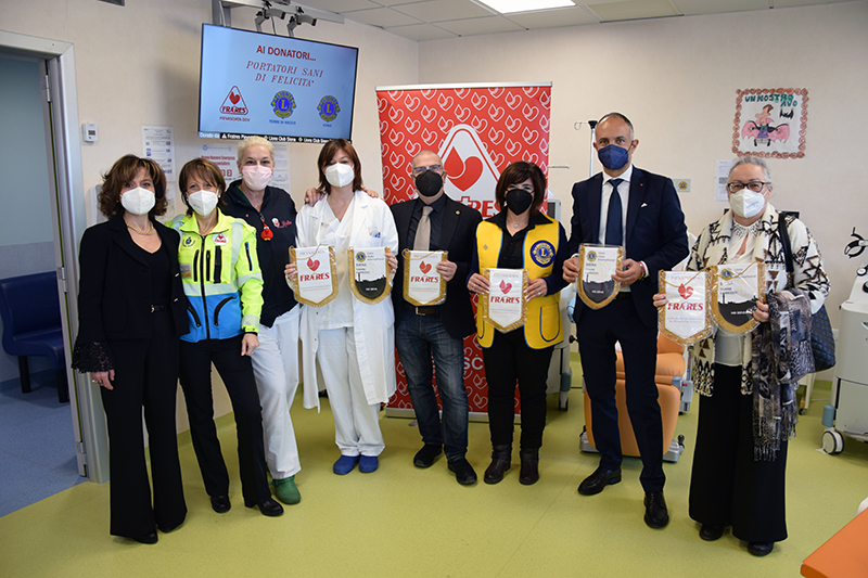 Fratres Pievasciata e i Lions Club Siena e Torre di Mezzo donano una smart tv al Centro Emotrasfusionale