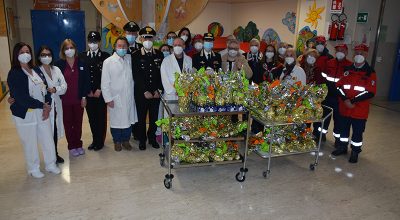 Generosità e sensibilità da parte dell’Associazione Nazionale Carabinieri e dell’Arma per i piccoli pazienti ricoverati: uova pasquali, sorrisi e allegria