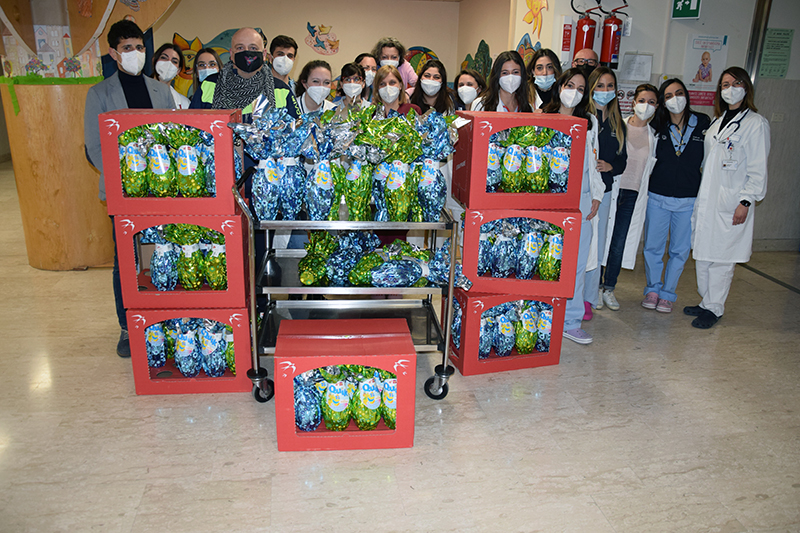 Discoteca Papillon dona uova di Pasqua alla Pediatria