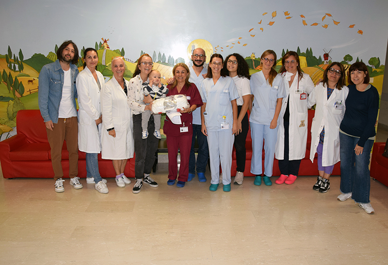 Preziosa donazione per la Terapia Intensiva Neonatale: per il primo compleanno di Filippo regalato un supporto di posizionamento per il trasporto in ambulanza