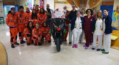 Il Babbo Natale in moto della Pubblica Assistenza Val d’Arbia arriva alle Scotte pieno di regali