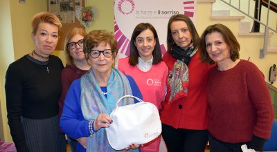 Laboratori di bellezza per le pazienti oncologiche: all’Aou Senese, l’Associazione Serena – gruppo di aiuto per donne operate al seno, offre corsi gratuiti di make-up per aiutare le donne a riacquistare benessere psico-fisico e autostima con il progetto “La Forza e il sorriso”