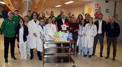 Natale all’Aou Senese: libri e gadget della Mens Sana Basketball per la scuola ospedaliera e per i bambini ricoverati nel Dipartimento della Donna e dei Bambini