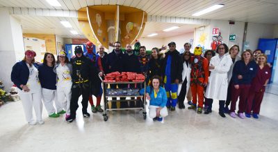 I regali di Round Table 41 e dei Supereroi Acrobatici per i bambini ricoverati all’Azienda ospedaliero-universitaria Senese consegnati dai supereroi calati dal tetto dell’ospedale