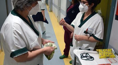 Torna la tombola durante l’emodialisi: il team infermieristico di Nefrologia, dialisi e trapianto allieta il Natale dei pazienti