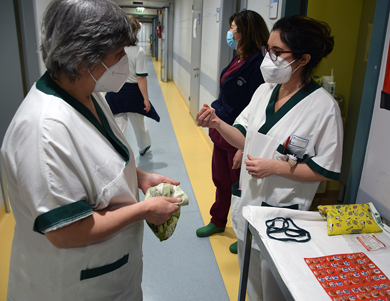 Torna la tombola durante l’emodialisi: il team infermieristico di Nefrologia, dialisi e trapianto allieta il Natale dei pazienti