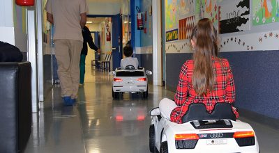 Auto elettriche in miniatura per entrare in sala operatoria: preziosa donazione per la Chirurgia pediatrica per portare allegria e ridurre lo stress nei piccoli pazienti