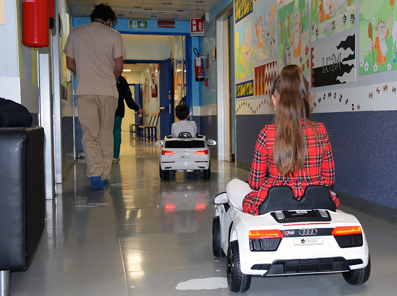 Auto elettriche in miniatura per entrare in sala operatoria: preziosa donazione per la Chirurgia pediatrica per portare allegria e ridurre lo stress nei piccoli pazienti