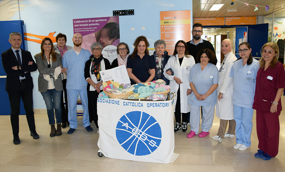 Acos Siena dona copertine, cappellini, scarpine e dudù ai piccoli pazienti della Terapia intensiva neonatale