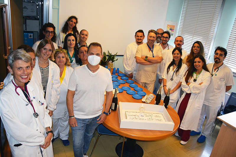 Festeggia il nono compleanno dal suo trapianto di polmone insieme ai professionisti che lo hanno accompagnato in questo importante percorso che ha segnato l’inizio di una nuova vita